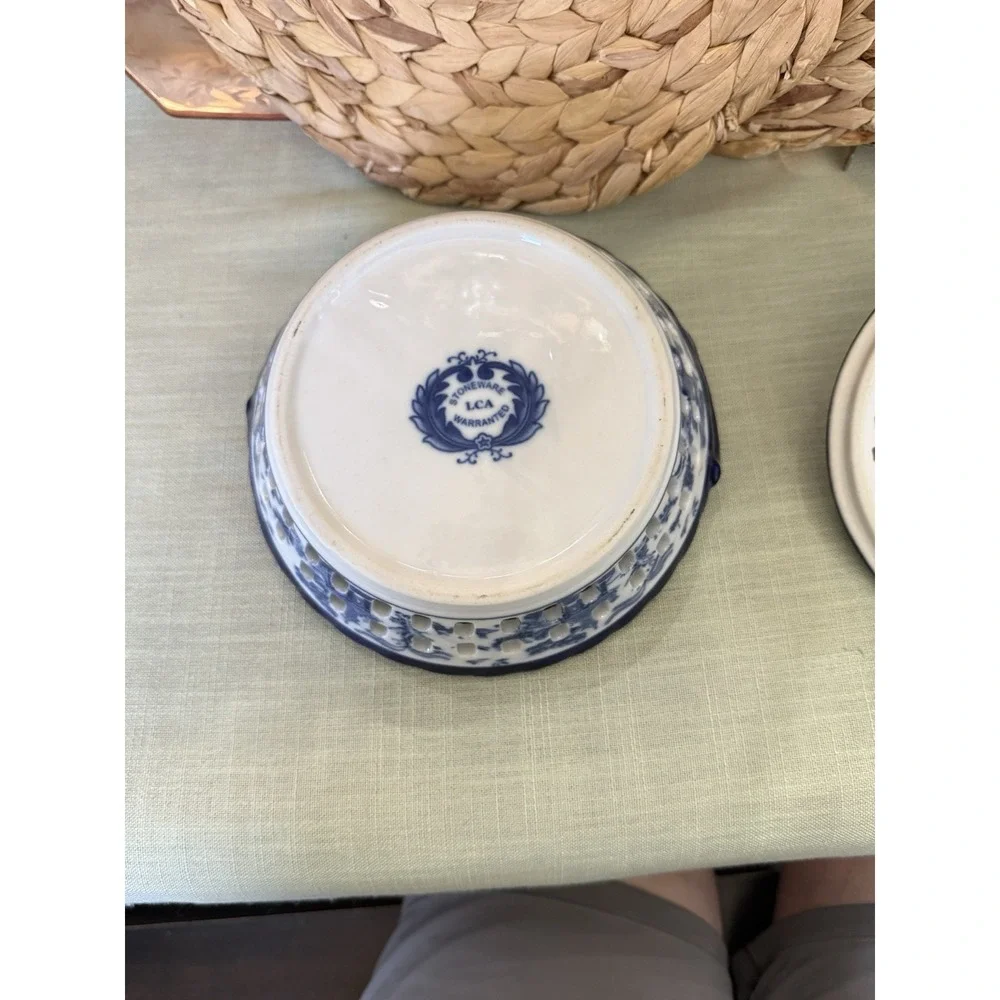 Blue and white pierced porcelain tureen or bowl & Lid traditional Chinese scene.